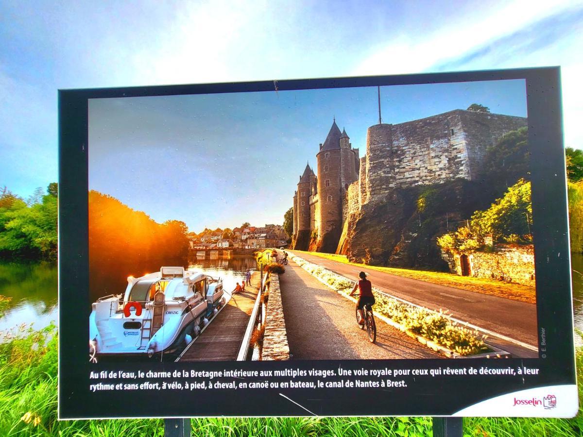 Gîte - Et à côté coule une rivière Josselin Exterior foto
