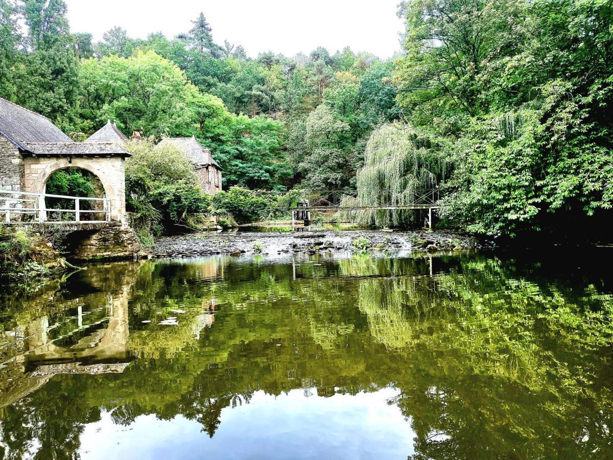 Gîte - Et à côté coule une rivière Josselin Exterior foto
