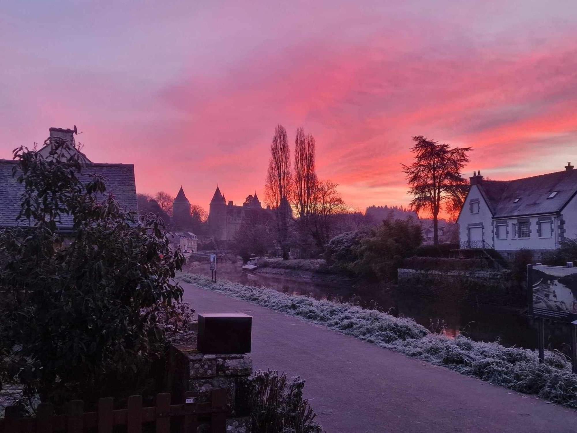 Gîte - Et à côté coule une rivière Josselin Exterior foto