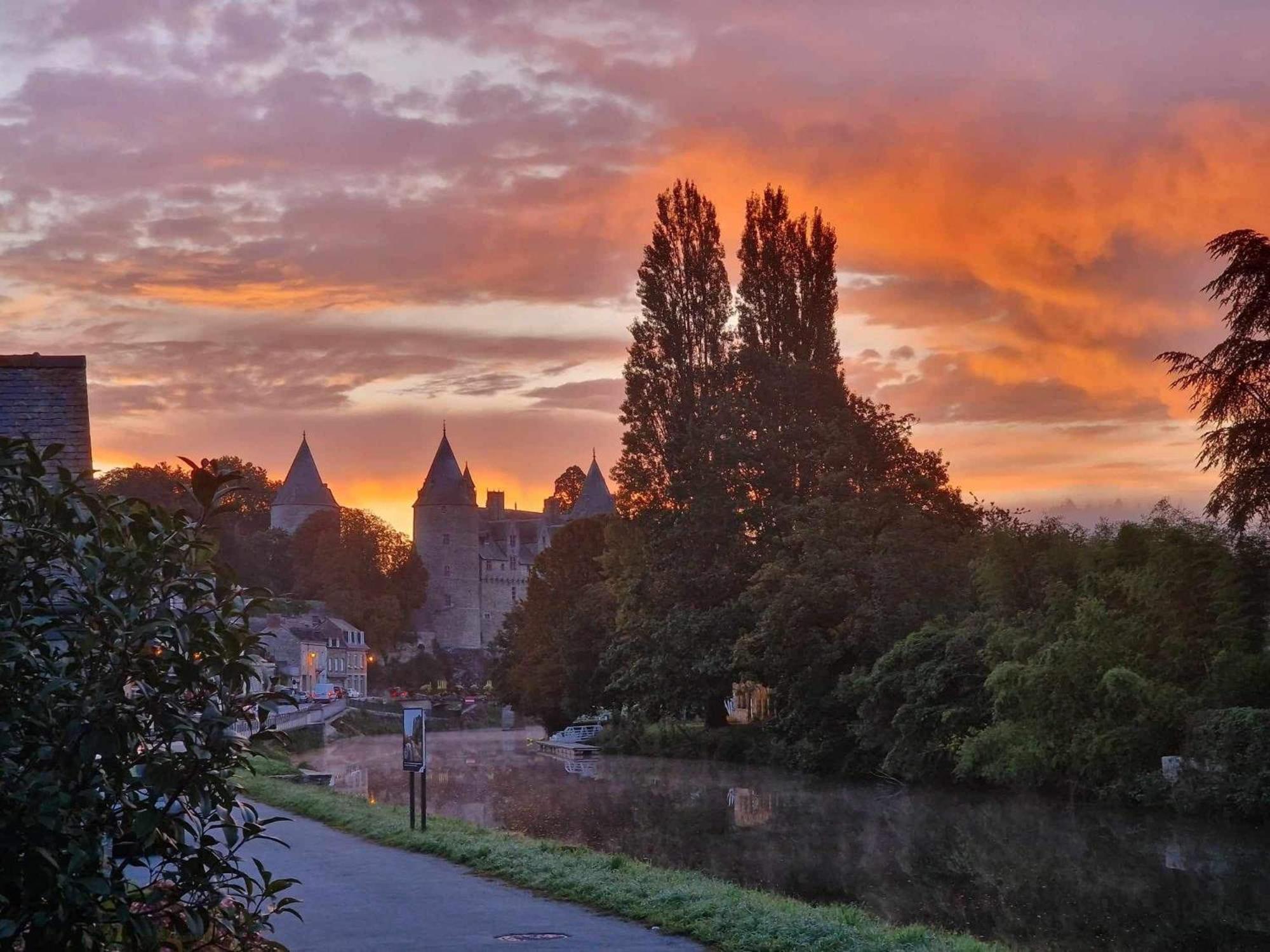 Gîte - Et à côté coule une rivière Josselin Exterior foto
