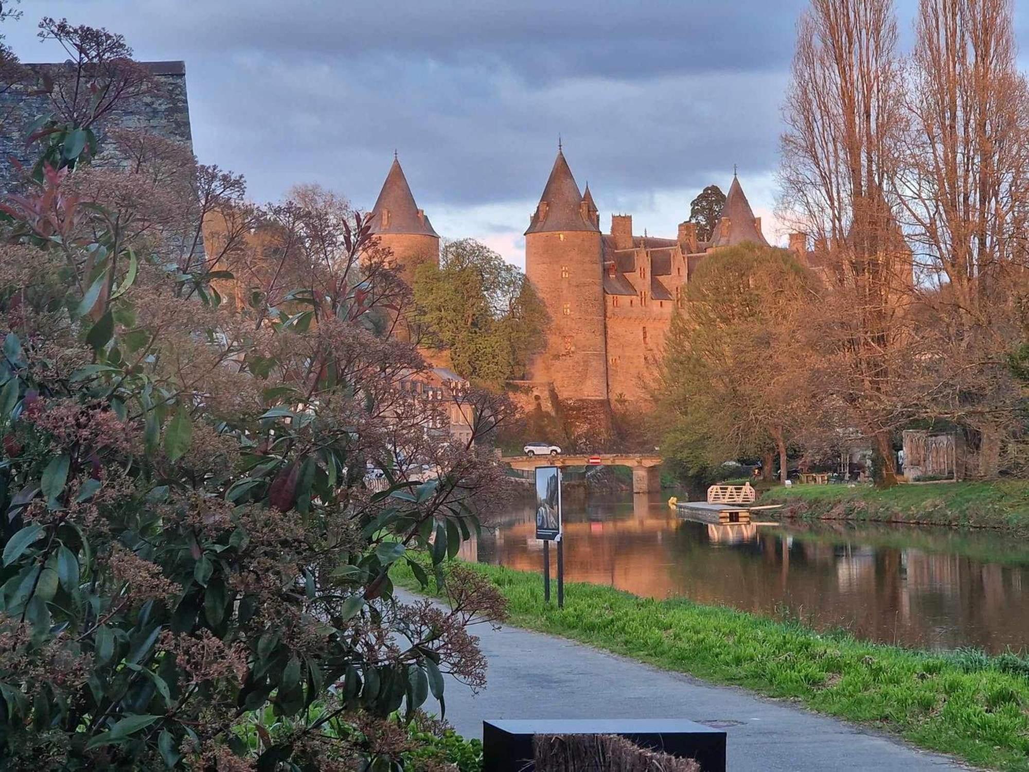 Gîte - Et à côté coule une rivière Josselin Exterior foto