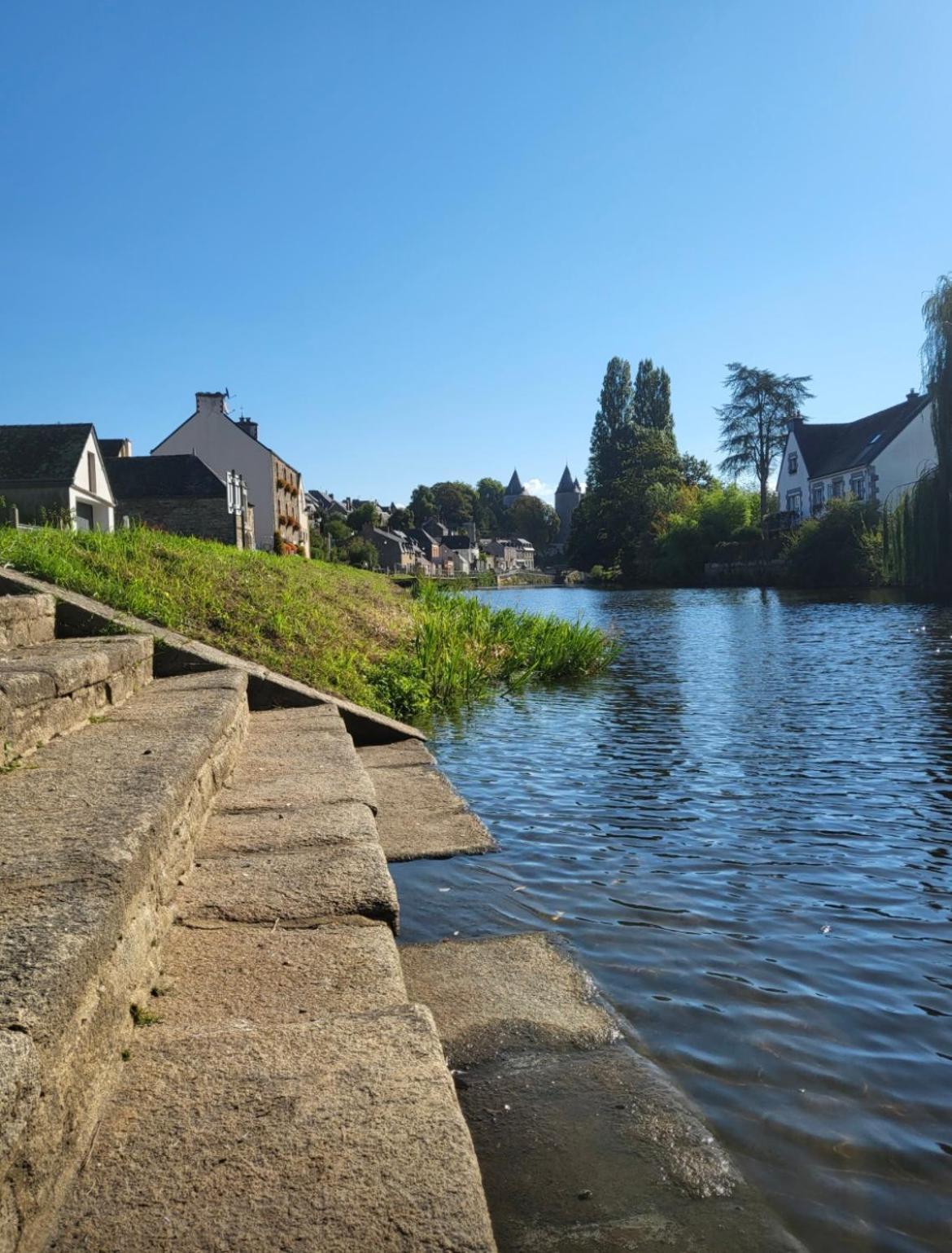 Gîte - Et à côté coule une rivière Josselin Exterior foto